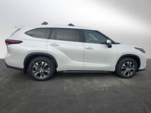 New 2026 Toyota Highlander XLE image 2
