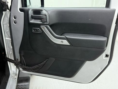Used 2011 Jeep Wrangler Unlimited Sahara image 17