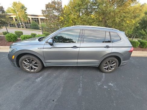 Used 2023 Volkswagen Tiguan SE FWD image 1