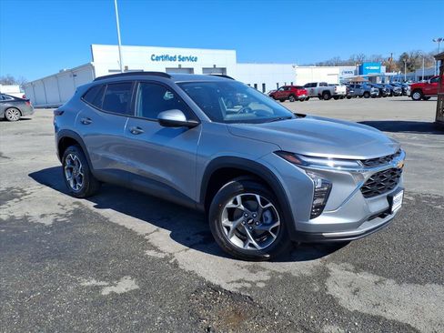 New 2026 Chevrolet Trax LT w/ Driver Confidence Package image 2