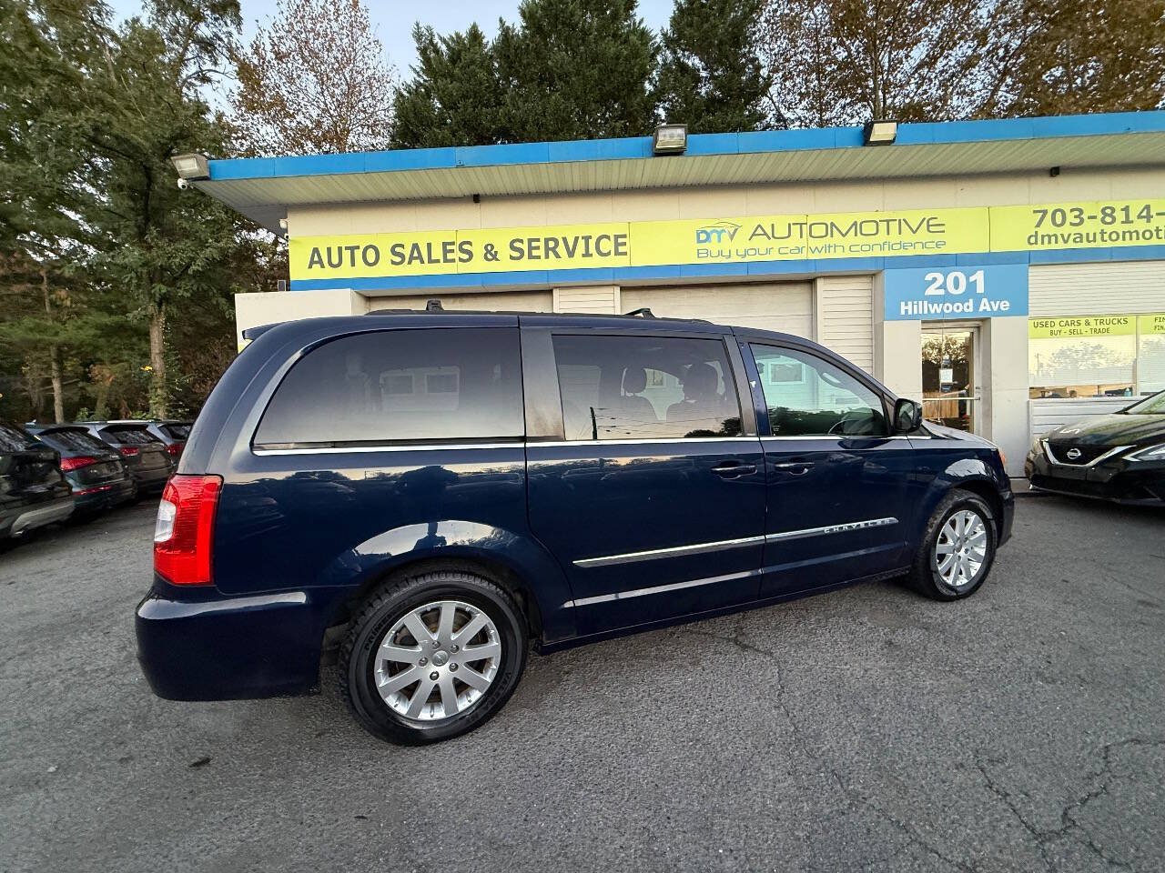 Used 2014 Chrysler Town & Country Touring FWD image 5