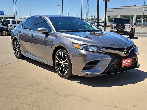 Used 2018 Toyota Camry SE w/ Convenience Package FWD image 4