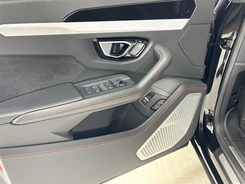 Used 2020 Lamborghini Urus Base image 15