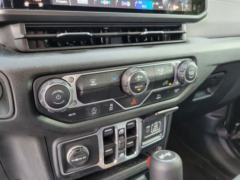 Used 2025 Jeep Wrangler Unlimited Sport AWD/4WD image 18