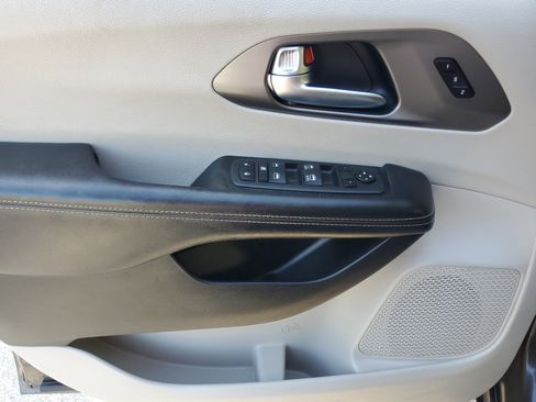 Used 2022 Chrysler Pacifica Touring-L image 18