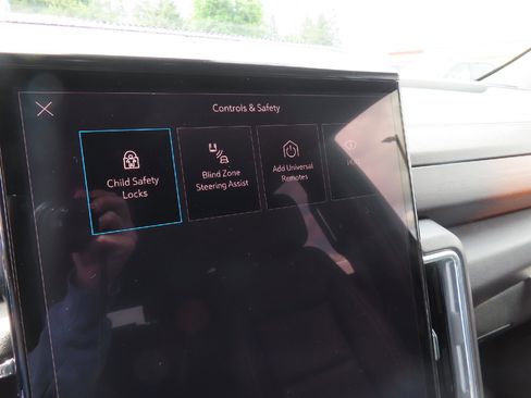 Used 2025 GMC Yukon XL Denali AWD/4WD image 29