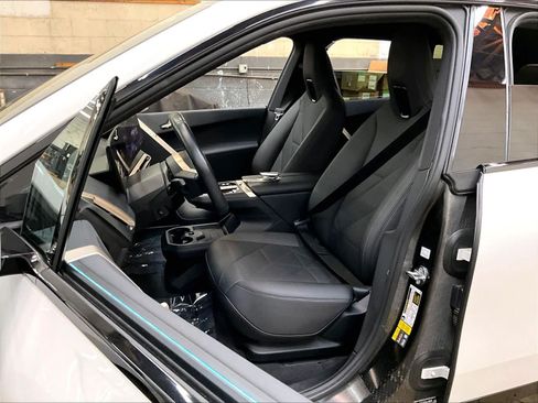 Used 2024 BMW iX xDrive50 w/ Sport Package AWD/4WD image 27