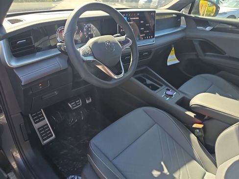 New 2026 Volkswagen Tiguan SE R-Line image 16