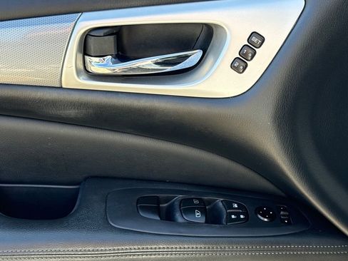 Used 2020 Nissan Pathfinder SL image 16