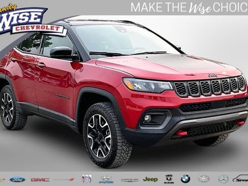 Used 2025 Jeep Compass Trailhawk AWD/4WD image 1