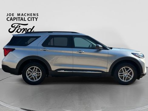 Used 2025 Ford Explorer Active AWD/4WD image 3