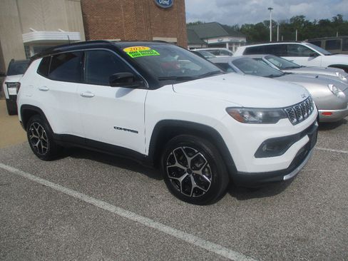 Used 2025 Jeep Compass Limited AWD/4WD image 1