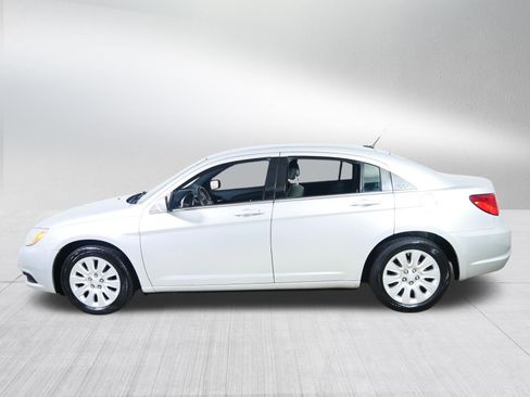 Used 2011 Chrysler 200 LX FWD image 4