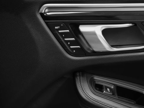 Certified 2020 Porsche Macan AWD/4WD image 19