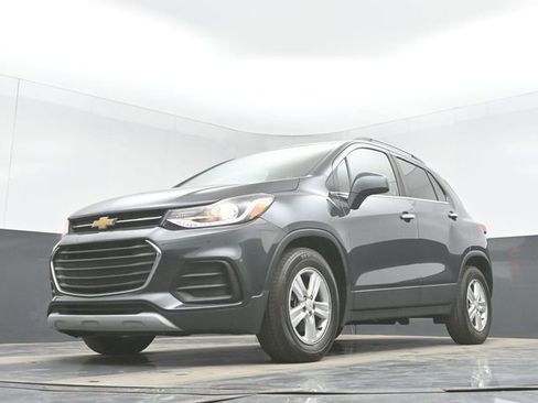 Used 2017 Chevrolet Trax LT w/ LT Convenience Package FWD image 41