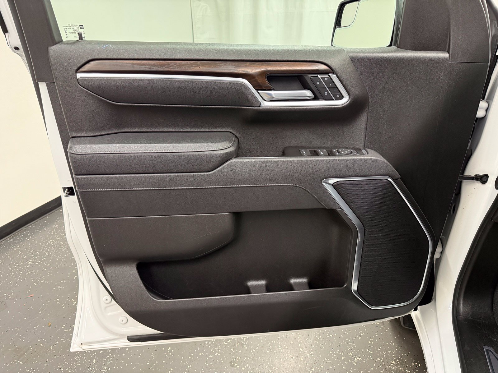 Used 2025 GMC Sierra 1500 SLT AWD/4WD image 9