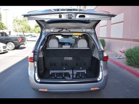 Used 2018 Toyota Sienna Limited Premium w/ Preferred Accessory Package FWD image 25