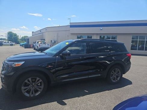 Used 2022 Ford Explorer XLT w/ Equipment Group 202A AWD/4WD image 3