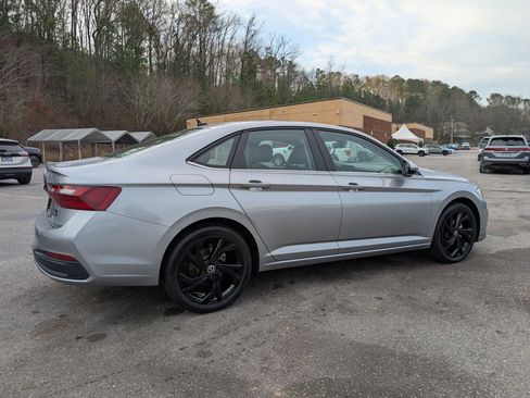 Used 2025 Volkswagen Jetta SE w/ Sunroof Package image 9