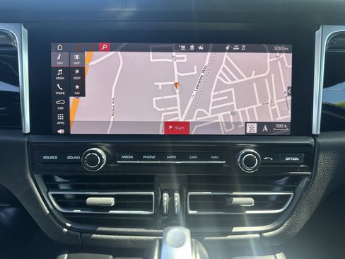 Used 2020 Porsche Macan AWD/4WD image 25