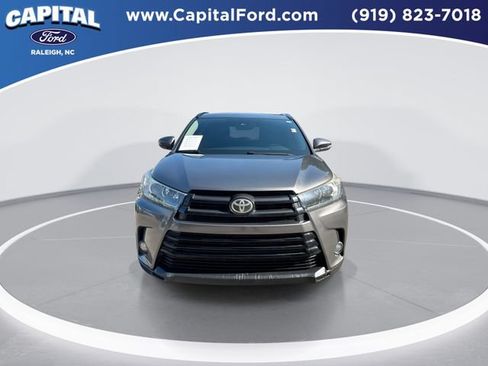 Used 2017 Toyota Highlander SE FWD image 3