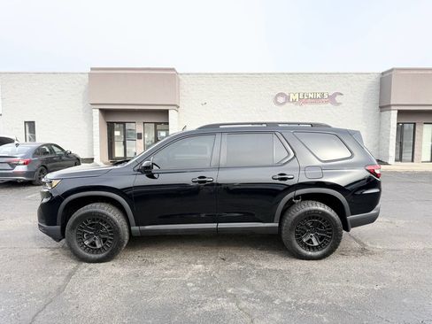 Used 2025 Honda Pilot TrailSport image 10