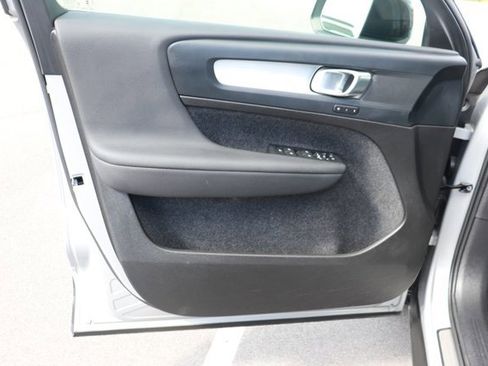 Used 2024 Volvo XC40 B5 Core image 8