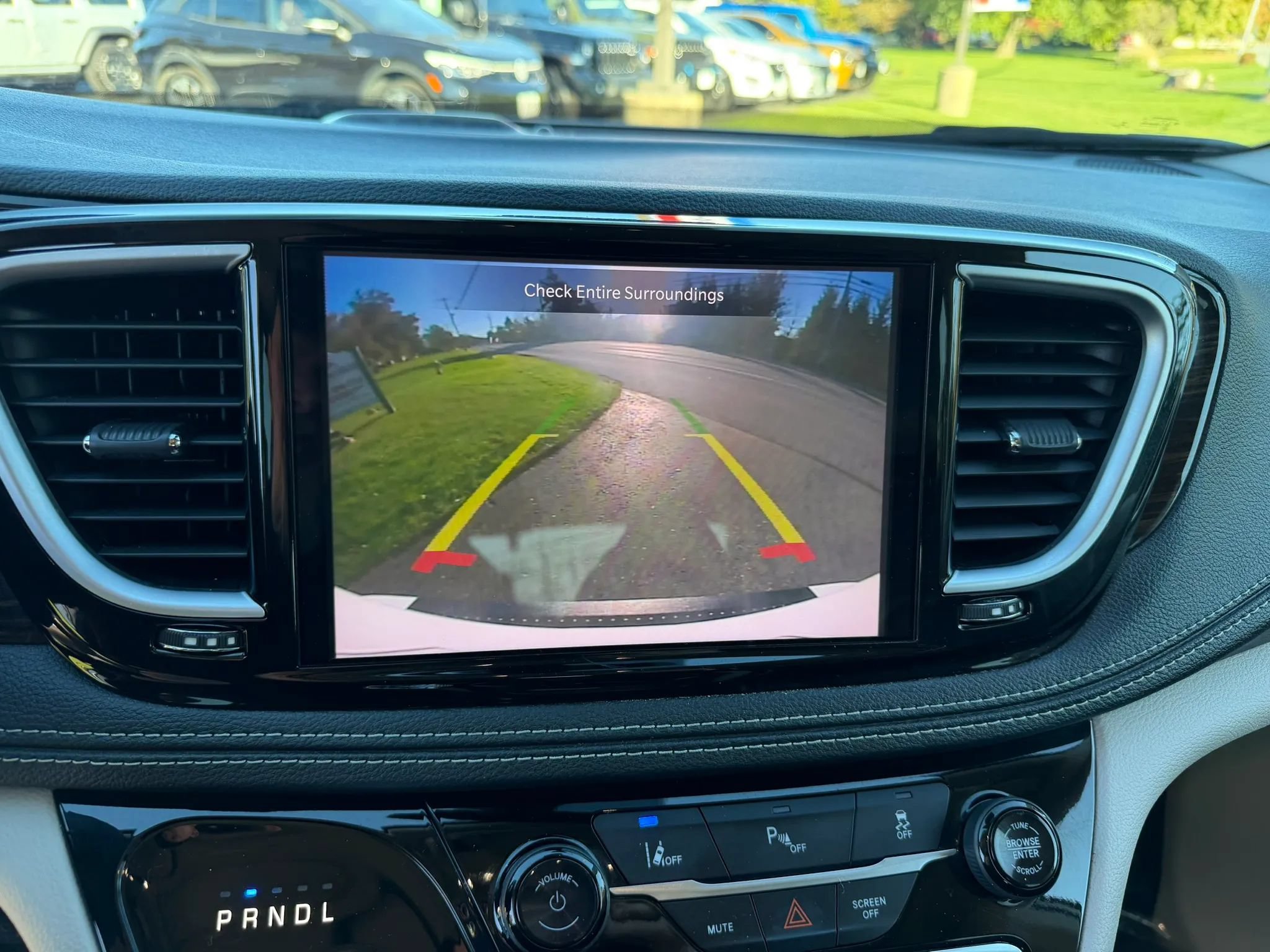 Used 2023 Chrysler Pacifica Limited w/ Uconnect Theater Family Group FWD image 21