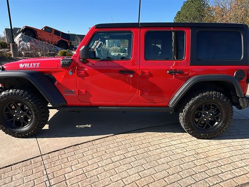 Used 2025 Jeep Wrangler Willys image 11