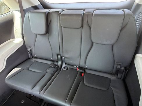 Used 2023 Kia Carnival EX image 23