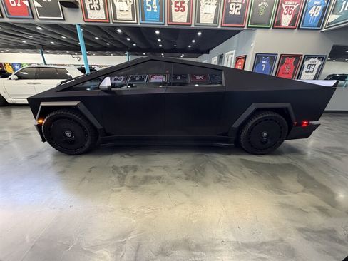 Used 2024 Tesla Cybertruck AWD Crew Cab image 8