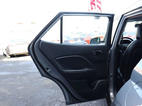 Used 2023 Hyundai Venue Limited image 10