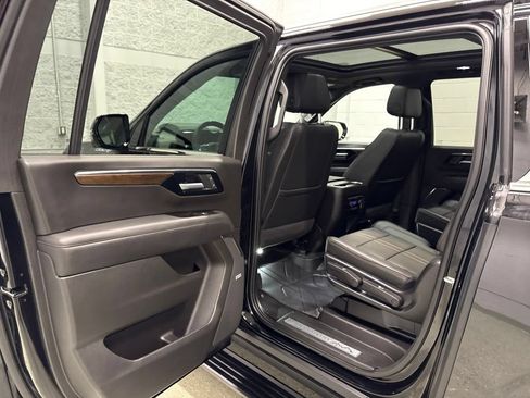 Used 2026 Chevrolet Suburban High Country AWD/4WD image 30