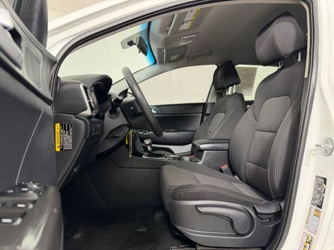 Used 2019 Kia Sportage LX image 2