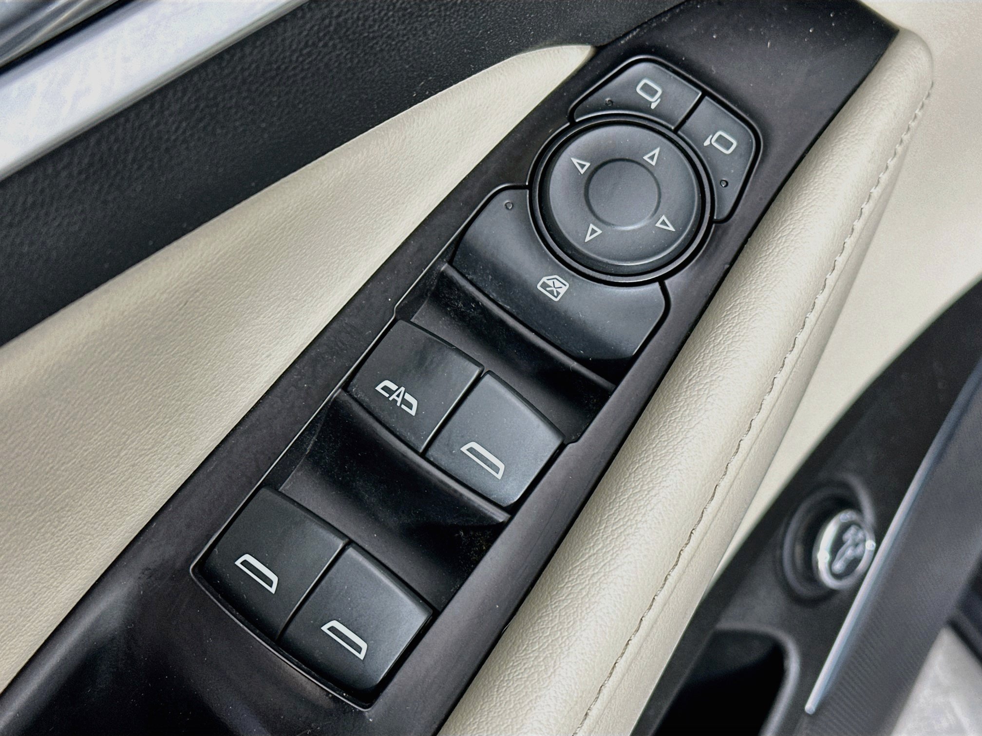 Used 2019 Buick Enclave Essence AWD/4WD image 17