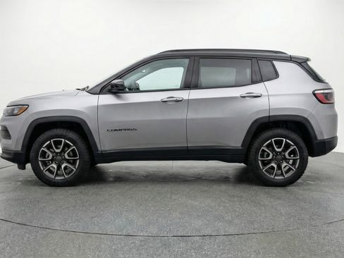 Used 2025 Jeep Compass Trailhawk image 5