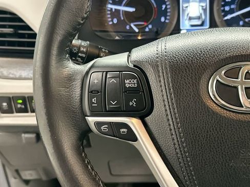 Used 2017 Toyota Sienna XLE Premium FWD image 9