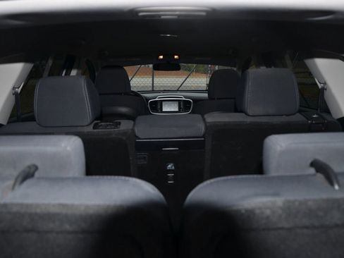 Used 2019 Kia Sorento LX image 52