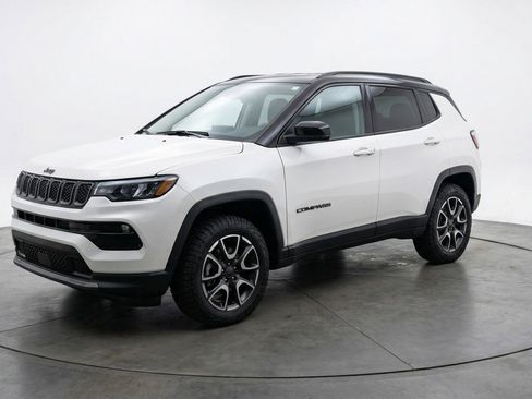 Used 2025 Jeep Compass Trailhawk AWD/4WD image 3