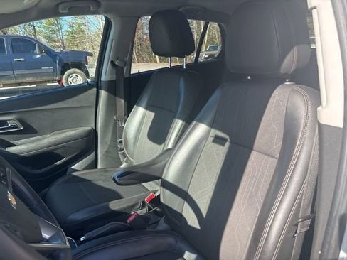 Used 2022 Chevrolet Trax LT w/ LT Convenience Package image 11