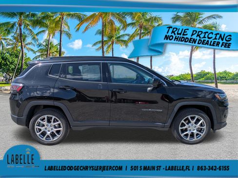 Used 2022 Jeep Compass Latitude w/ Sun and Sound Group AWD/4WD image 3