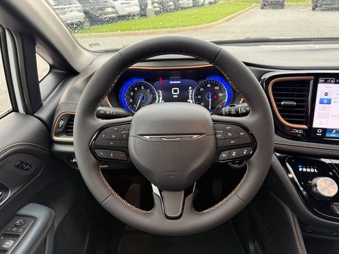 New 2027 Chrysler Pacifica Pinnacle w/ Theater Group FWD image 9