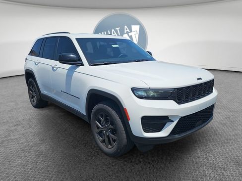 Used 2024 Jeep Grand Cherokee Altitude AWD/4WD image 1