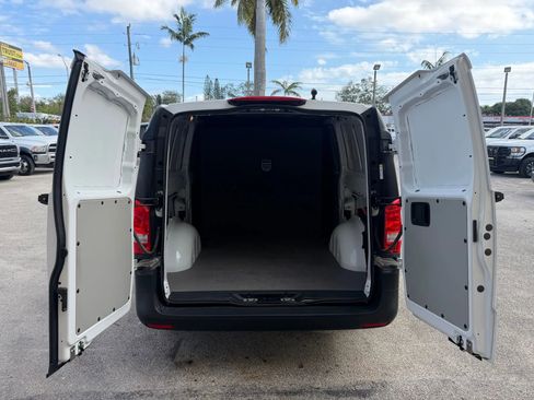 Used 2023 Mercedes-Benz Metris image 6