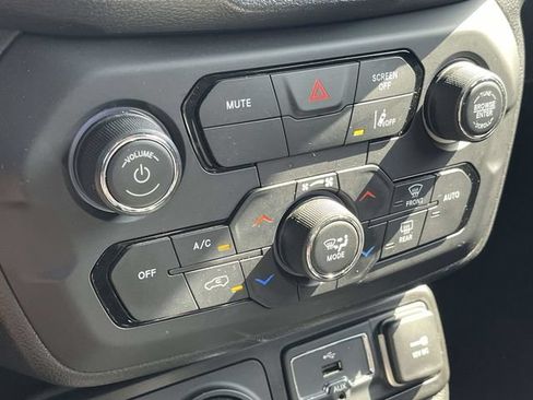 Used 2023 Jeep Renegade Latitude AWD/4WD image 30