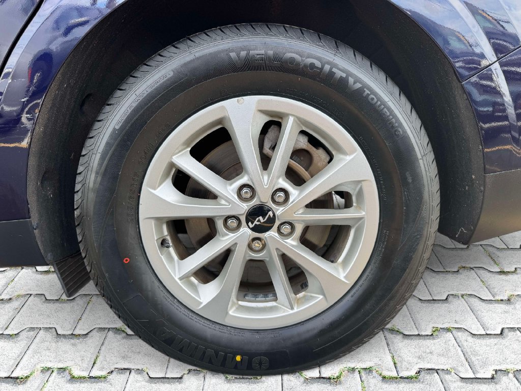 Certified 2024 Kia Carnival LX FWD image 10
