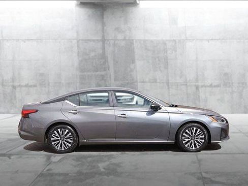 Used 2025 Nissan Altima 2.5 SV FWD image 5