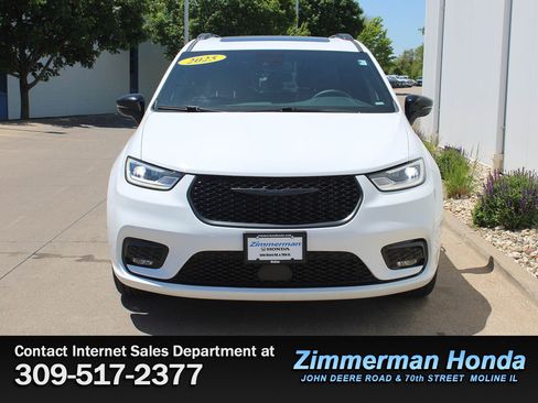 Used 2025 Chrysler Pacifica Limited FWD image 4