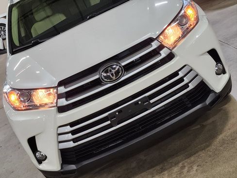 Used 2019 Toyota Highlander XLE FWD image 19