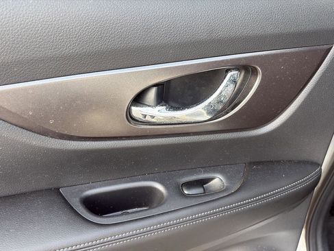 Used 2015 Nissan Rogue SV image 20